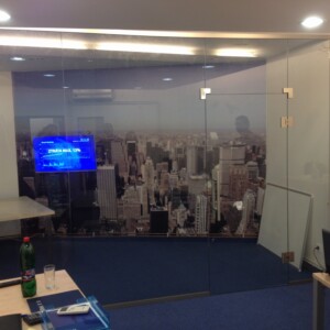 sklenená stena s otočnými dverami