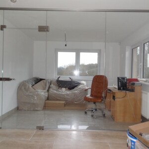 sklenená stena s otočnými dverami z číreho skla