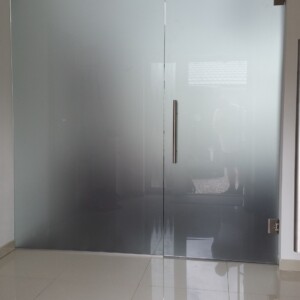 sklenená stena s otočnými dverami z matného skla