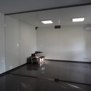 sklenená stena s otočnými dverami