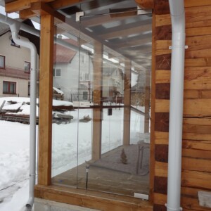 sklenená stena s otočnými dverami z číreho skla