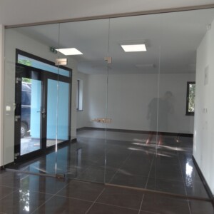 sklenená stena s otočnými dverami