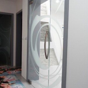 sklenená stena s otočnými dverami so vzorovaného skla