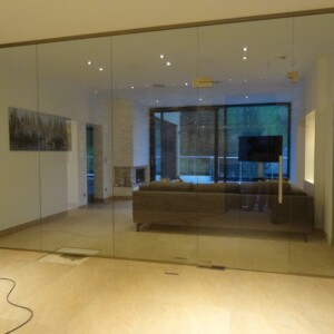 sklenená stena s otočnými dverami z číreho skla