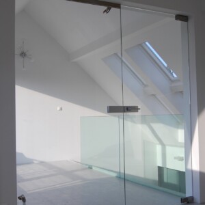 sklenená stena s otočnými dverami