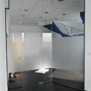 sklenená stena s otočnými dverami