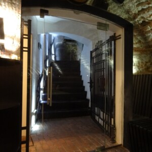 sklenená stena s otočnými dverami