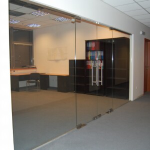 sklenená stena s otočnými dverami z číreho skla