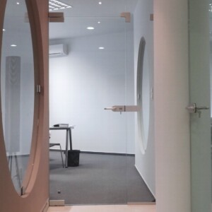 sklenená stena s otočnými dverami