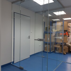 sklenená stena s otočnými dverami