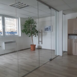 sklenená stena s otočnými dverami z číreho skla