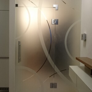 sklenená stena s otočnými dverami so vzorovaného skla