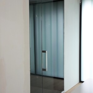 sklenená stena s otočnými dverami z číreho skla