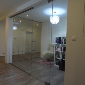 sklenená stena s otočnými dverami