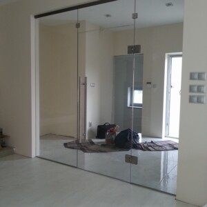 sklenená stena s otočnými dverami