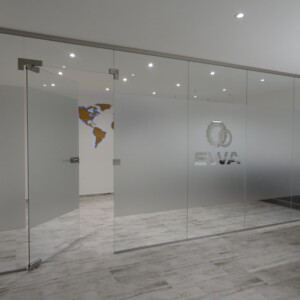 sklenená stena s otočnými dverami z matného skla