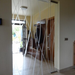 sklenená stena s otočnými dverami so vzorovaného skla