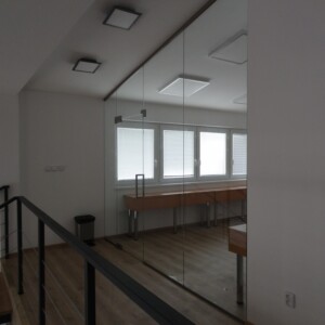 sklenená stena s otočnými dverami z číreho skla