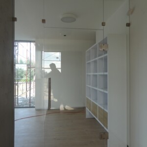 sklenená stena s otočnými dverami z číreho skla