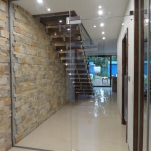 sklenená stena s otočnými dverami z číreho skla