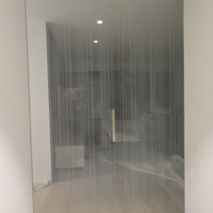 sklenená stena s otočnými dverami z digitálne potlačeného skla