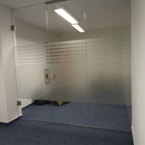 sklenená stena s otočnými dverami so vzorovaného skla