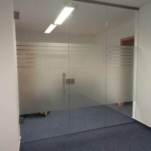 sklenená stena s otočnými dverami so vzorovaného skla