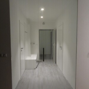 sklenená stena s otočnými dverami z digitálne potlačeného skla