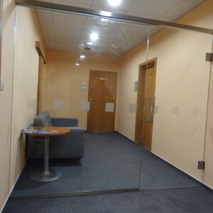 sklenená stena s otočnými dverami