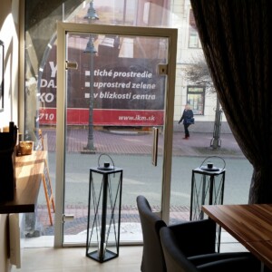 sklenená stena s otočnými dverami z číreho skla