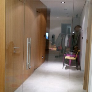 sklenená stena s otočnými dverami