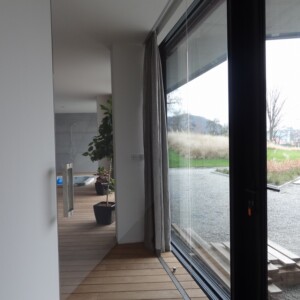 sklenená stena s otočnými dverami z číreho skla