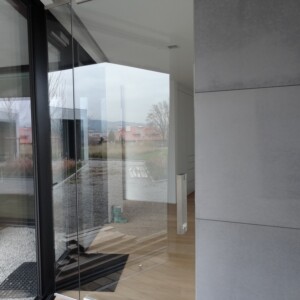 sklenená stena s otočnými dverami z číreho skla