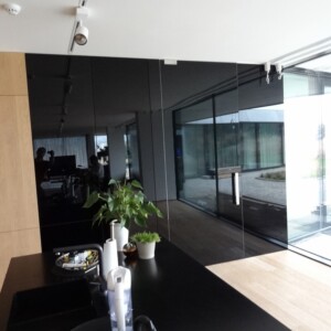sklenená stena s otočnými dverami z čierneho skla