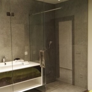 sklenená stena s otočnými dverami z číreho skla