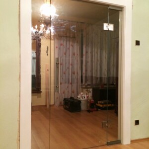 sklenená stena s otočnými dverami