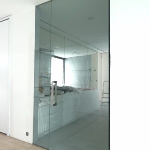 sklenená stena s otočnými dverami z číreho skla
