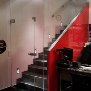 sklenená stena s otočnými dverami z číreho skla