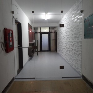 sklenená stena s otočnými dverami z číreho skla