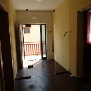 sklenená stena s otočnými dverami z číreho skla