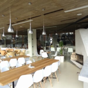 sklenená stena s otočnými dverami z číreho skla