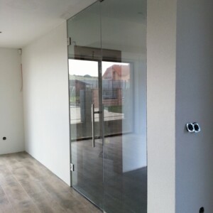 sklenená stena s otočnými dverami z číreho skla