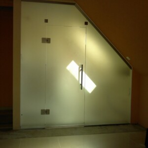 sklenená stena s otočnými dverami z matného skla