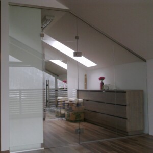 sklenená stena s otočnými dverami