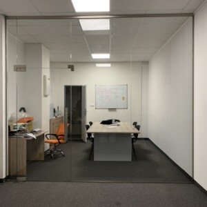 sklenená stena s otočnými dverami z číreho skla