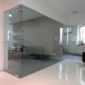 sklenená stena s otočnými dverami