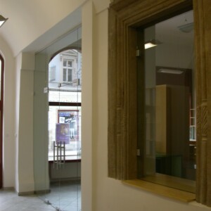 sklenená stena s otočnými dverami z číreho skla