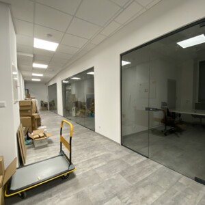 sklenená stena s otočnými dverami z číreho skla