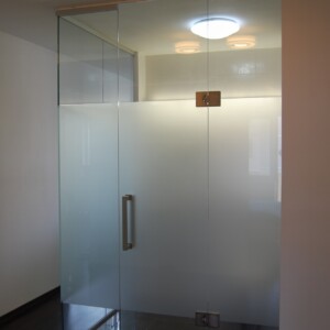 sklenená stena s otočnými dverami