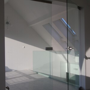 sklenená stena s otočnými dverami z číreho skla